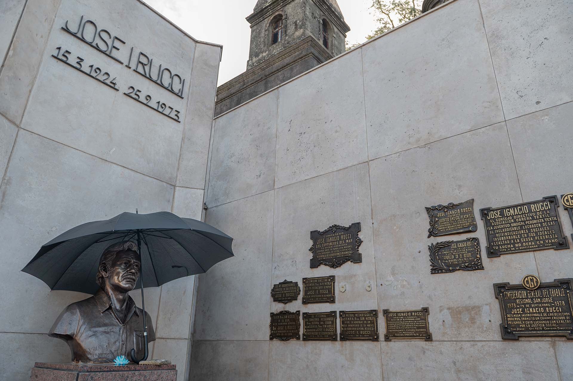 El paraguas negro sobre el busto de Rucci