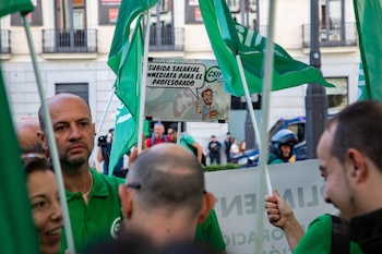 Decenas de personas durante una concentración por la huelga indefinida de la educación pública en la Comunidad de Madrid. (Rafael Bastante/Europa Press)