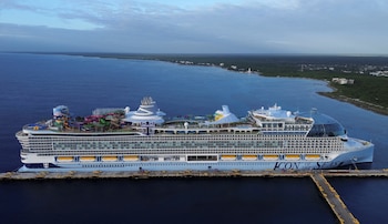 El Icon of the Seas es el crucero más grande del mundo, con capacidad para más de 7.000 pasajeros y seis toboganes acuáticos. (REUTERS/Paola Chiomante/File Photo)