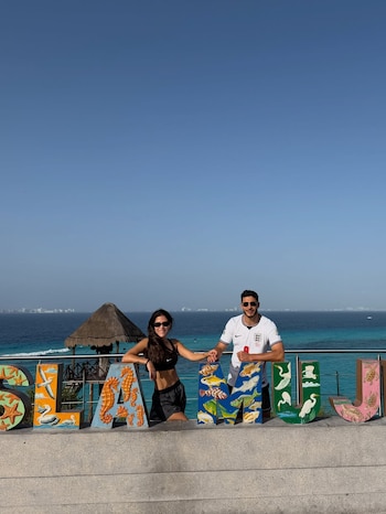 Las fotos de las vacaciones en Isla Mujeres se viralizaron en la semana de la semifinal entre Argentina e Inglaterra, desatando comentarios de aficionados contra el Lobo de Tepejí. (Instagram)