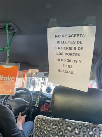 Un letrero en un bus