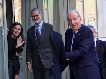 Los reyes Felipe y Letizia con el rey Juan Carlos en 2023 (Europa Press)