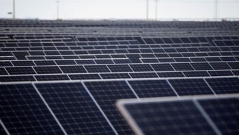 Con la energía solar se prevé que los edificios administrativos ahorre 30% de los costos de operación. (REUTERS/Raquel Cunha/Pool).