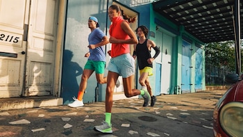 El fundador de Lululemon maniobra