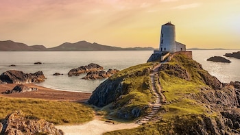 Ruinas de una iglesia, ardillas rojas y una isla que desaparece con la marea: así es Traeth Llanddwyn, la mejor playa del Reino Unido