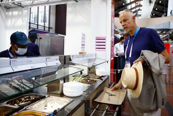 Atleta consumiendo su comida en los Juegos Olímpicos de París.
