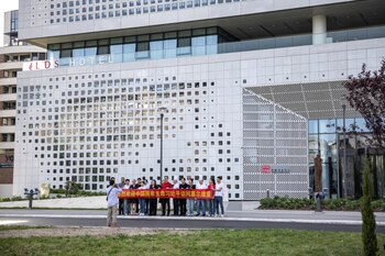 La gente tiene una pancarta que dice "Bienvenido Xi Jinping, Presidente de la República Popular China, que visita Serbia" frente al Centro Cultural Chino antes de la visita del Presidente Xi Jinping a Belgrado, Serbia, el 6 de mayo de 2024. REUTERS/Marko Djurica