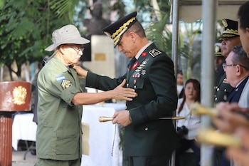 Las autoridades realizaron el izado de la Bandera Nacional a media asta en homenaje a los caídos durante el conflicto armado. (Foto: Fuerzas Armadas)