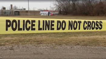 Cinta amarilla con la leyenda