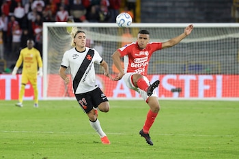AMDEP1730. BOGOTÁ (COLOMBIA), 08/09/2026.-Iván Scarpeta (d) de Santa Fe disputa el balón con Claudio Spinelli de Vasco da Gama este martes, en el partido de ida de cuartos de final de la Copa Sudamericana entre Santa Fe y Vasco da Gama en el estadio El Campín, en Bogotá (Colombia). EFE/ Carlos Ortega