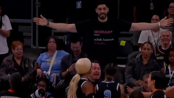 Escándalosa pelea entre una ex figura de la NBA y una jugadora en medio de la polémica por la inclusión de atletas transgénero en el básquet