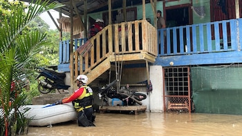 En El Limón se realizaron la evacuación de tres personas: dos mujeres adultas y un niño, mientras que 10 personas más ya han sido evacuadas hacia un lugar seguro. (Cortesía CRC)