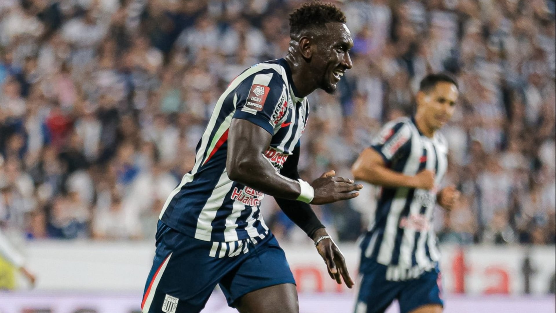 Eryc Castillo, do Alianza Lima, comemora seu gol durante uma emocionante partida da Ligue 1 contra o CD Moquegua, vital para o desempenho da equipe. (Liga 1 aposta em você)