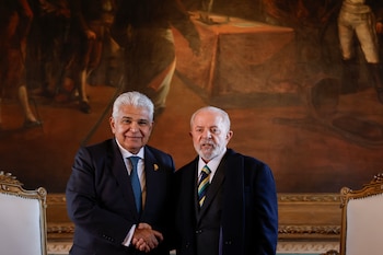 José Raúl Mulino junto a