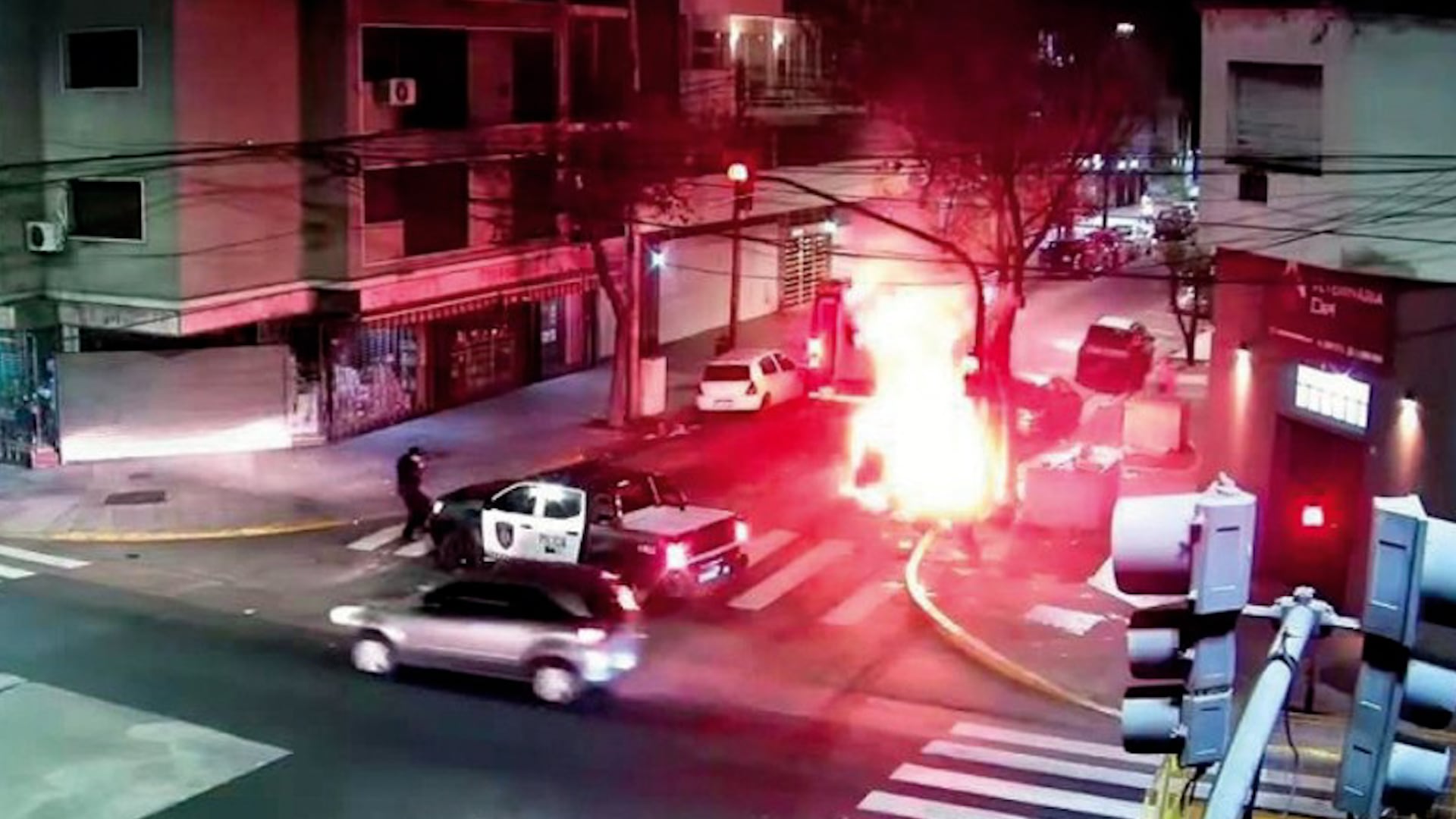 El contenedor prendido fuego, en pleno Parque Chacabuco