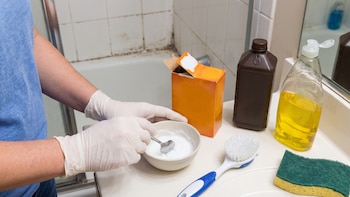 Bicarbonato, agua oxigenada y jabón de trastes: cómo mezclar y aplicar para eliminar hongos y manchas en el baño