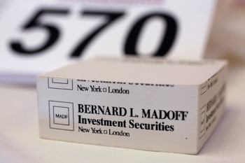 El esquema Ponzi de Bernard L. Madoff Investment Securities prometía rendimientos del 12% al 13% y pagaba retiros con dinero de inversores más recientes (REUTERS)