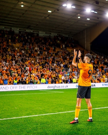 Tras convertirse en el máximo anotador del club en la Premier League, el “Sí, señor” evolucionó como símbolo de pertenencia y agradecimiento entre Raúl Jiménez, su familia y los seguidores del Wolverhampton más allá del estadio. (X/ @Wolves)