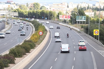 Vehículos circulando por la Via de Cintura (Ma-20), con la señalización de velocidad máxima a 100 km/h. (Consell de Mallorca)