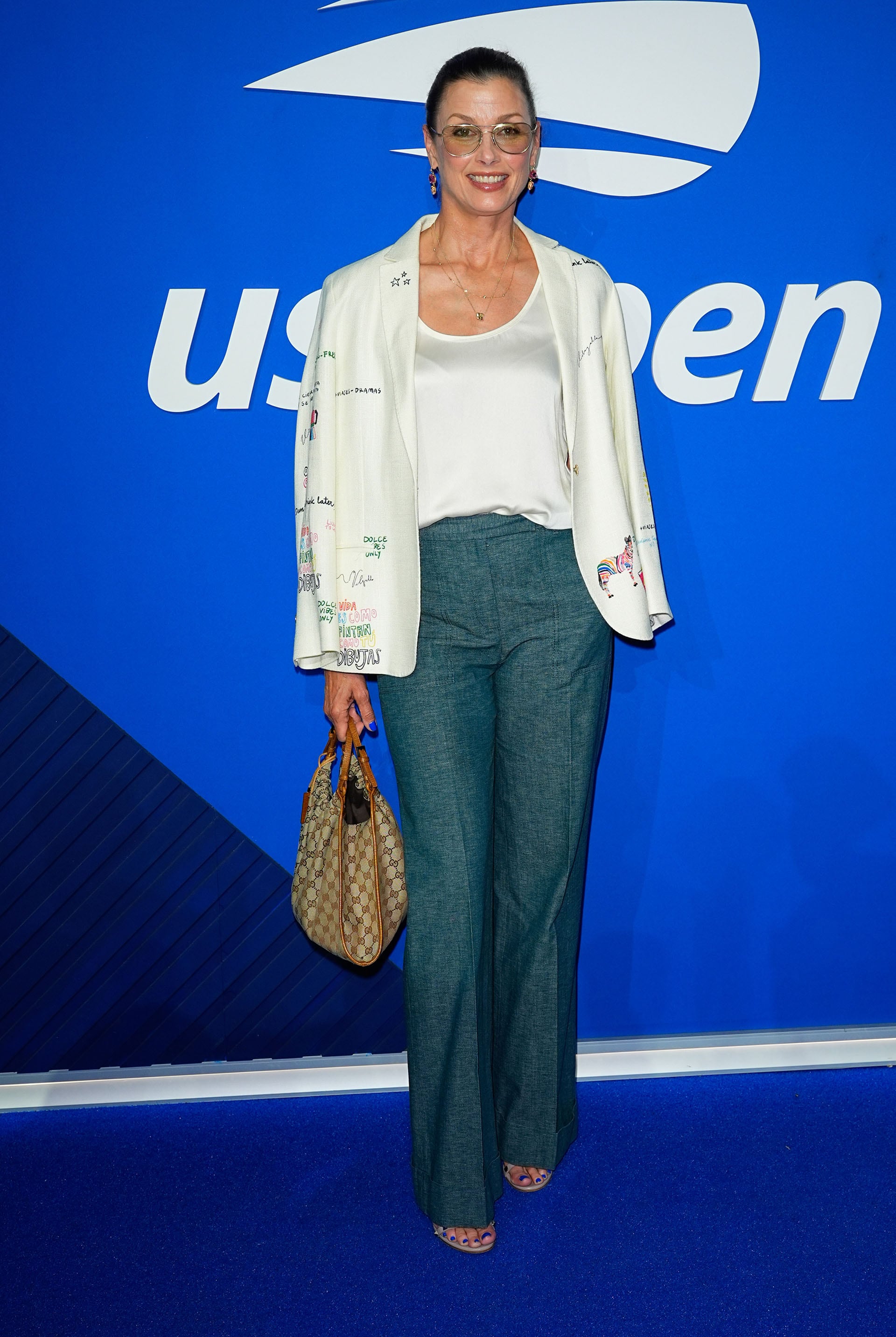 Bridget Moynahan apuesta por un palazzo azul petróleo y una chaqueta oversize con frases en tonos pastel (Photo by XNY/starmaxinc.com/Newscom/Sipa USA)