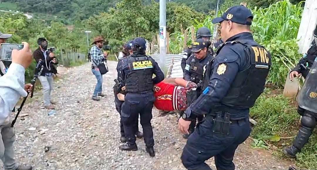 La diligencia judicial en Santa María Nebaj quedó marcada por denuncias de uso de fuerza excesiva y por acusaciones de violación a los derechos humanos. (Facebook)