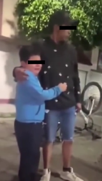 Captura del video en el que vecinos confrontan al presunto delincuente que sustrajo al menor. Crédito: Redes Sociales.