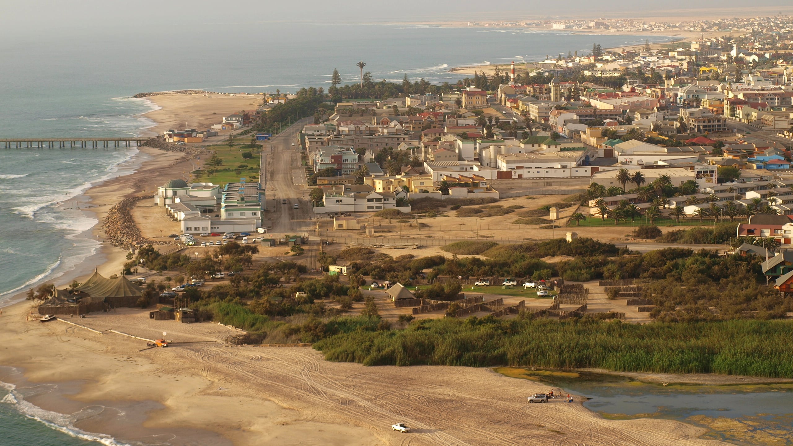 Swakopmund ofrece un contraste único: aguas gélidas del Atlántico junto a dunas desérticas y un clima árido (OLYMPUS DIGITAL CAMERA)