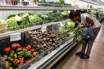 Clientes compran en un supermercado
