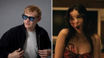 Composición con un hombre de cabello rubio y gafas azules a la izquierda, y una mujer con manchas rojas en la cara y pecho gritando a la derecha