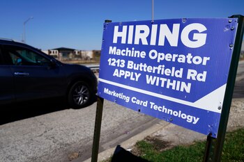 Un cartel de oferta de empleo es exhibido en Downers Grove, Illinois, el miércoles 12 de abril de 2023. (AP/Nam Y. Huh/Archivo)