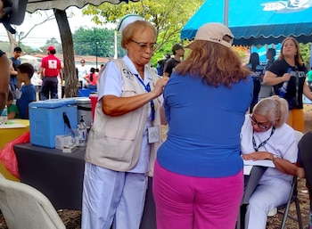 Las enfermeras participan en largas jornadas de vacunación, tendientes a proteger a la población.