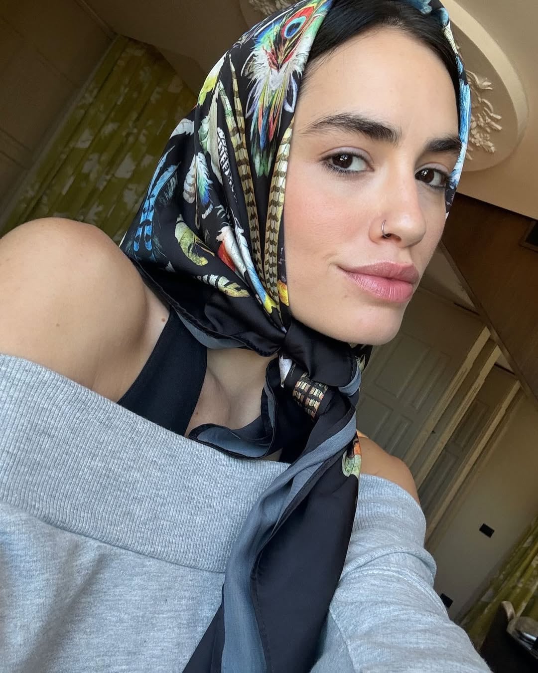 Lali con su pañuelo de colores luciéndolo con estilo