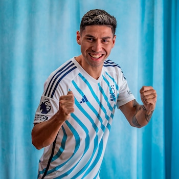 Con la equipación suplente, muy