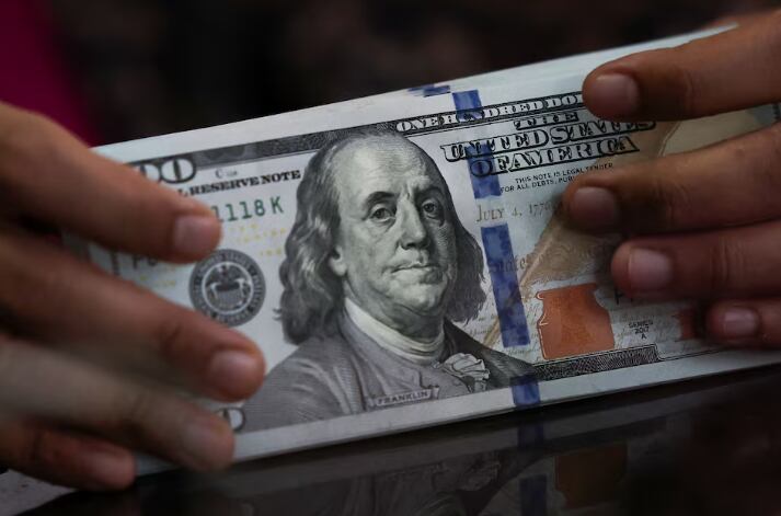 El programa de ingreso garantizado prioriza la transferencia directa de recursos para reducir la vulnerabilidad financiera en hogares seleccionados por sorteo. (Reuters)