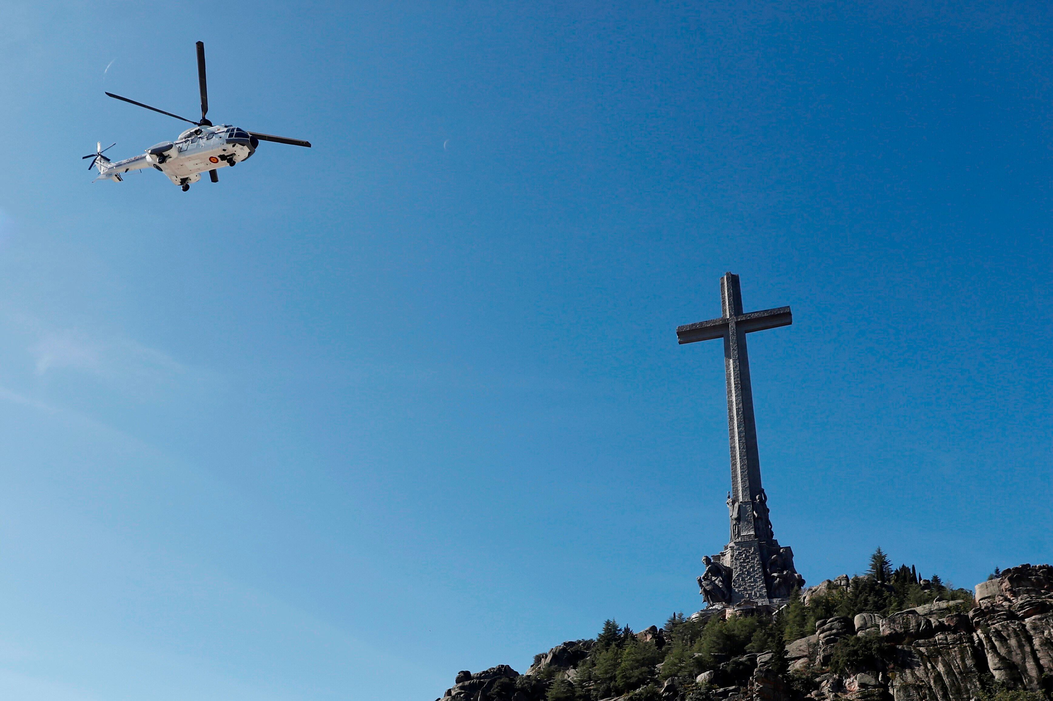 El helicóptero que trasladó los restos del dictador tras su exhumación del Valle de los Caídos. (EFE/Mariscal/Archivo)