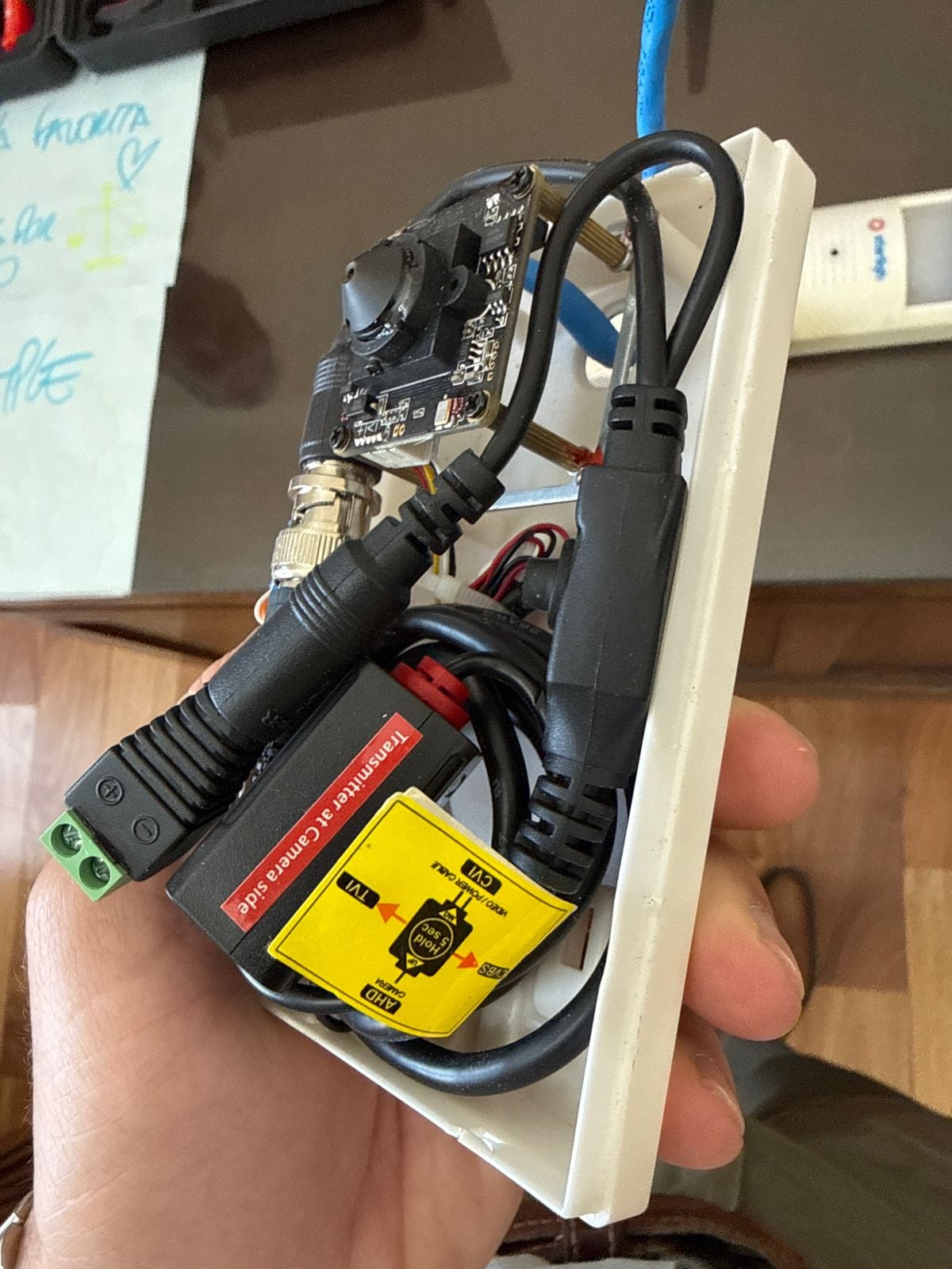 Encontraron micrófonos y cámaras ocultas en el despacho de Rogelio Frigerio