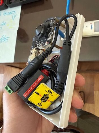 Encontraron micrófonos y cámaras ocultas