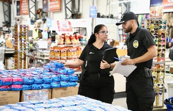 El MEIC inspeccionó 24 outlets en Heredia, Alajuela, San José y Cartago, detectando incumplimientos en todos los comercios fiscalizados. Crédito: MEIC