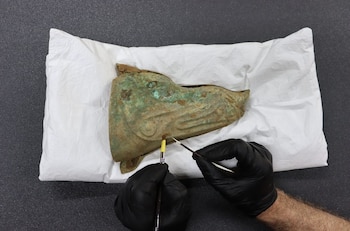 La escultura de bronce, finamente