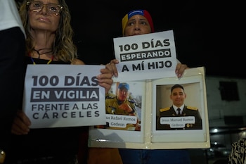 Familiares se reúnen cerca de El Helicoide, sede del servicio de inteligencia y centro de detención de Venezuela, para conmemorar los cien días desde que el gobierno anunciara que comenzaría a liberar a los presos políticos, en Caracas, Venezuela, el sábado 18 de abril de 2026. (Foto AP/Ariana Cubillos)