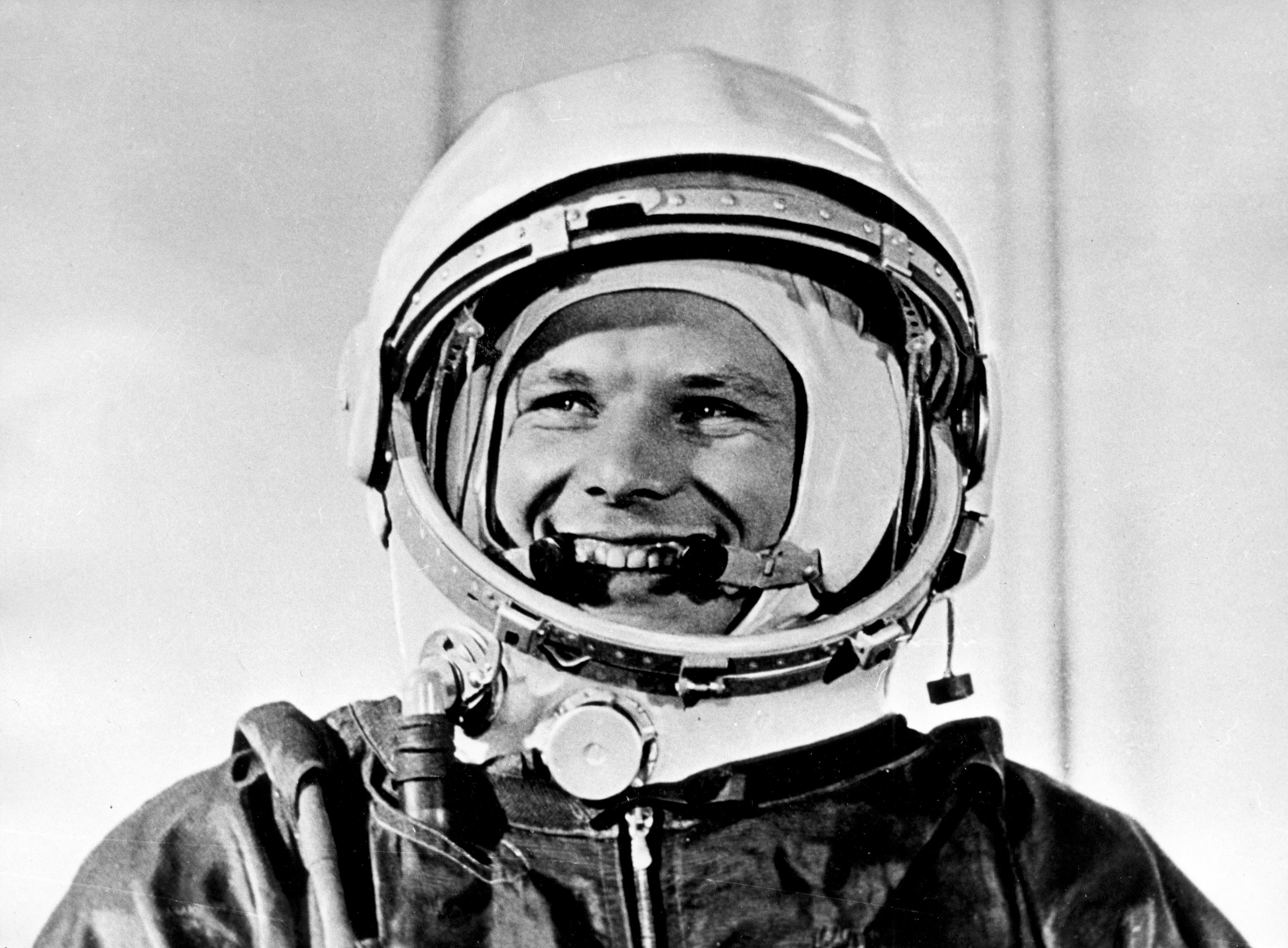Imagen de archivo del astronauta ruso Yuri Gagarin a su regreso a la Tierra tras permanecer más de una hora fuera de la atmósfera terrestre a bordo de la nave