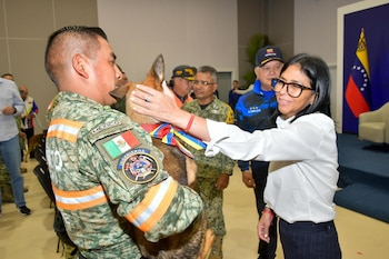 Venezuela entrega a México perrita