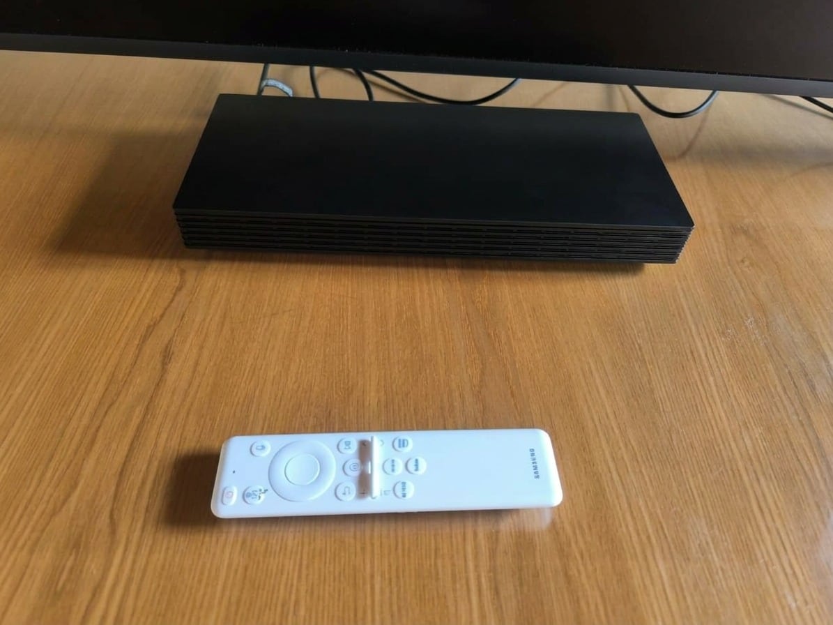 La caja Samsung One Connect concentra las conexiones del televisor y se une a la pantalla mediante un cable especial. (Foto: Infobae)