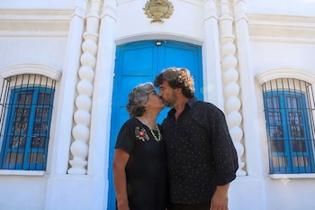 Construyó una réplica de la Casa de Tucumán por amor a su mujer: está menos de dos horas de CABA y esconde una historia fascinante