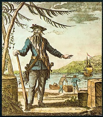 Ilustración antigua de un pirata barbudo con sombrero y armas de pie en la orilla, con un barco de vela en el agua y hombres cargando barriles