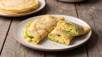 Receta de panqueques con huevos revueltos y palta, rápida y fácil