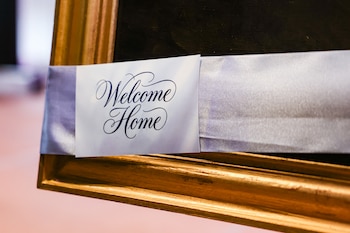 Un listón de “Bienvenido a casa” aparece en la pintura “Sonidos nocturnos”. (Valerie Plesch/Para The Washington Post)