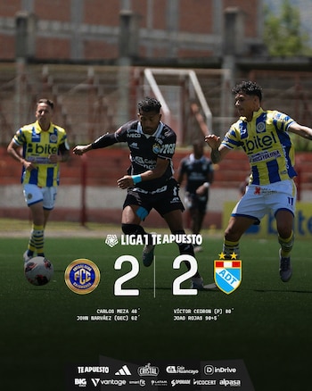 Jugadores de FC Cajamarca (camiseta negra) y ADT (camiseta amarilla y azul) disputan el balón en un partido de fútbol, con el marcador 2-2 en pantalla