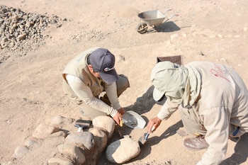 Equipo de Peñico limpia zona de hallazgo. Peñico. Zona Arqueológica Caral – Ministerio de Cultura.