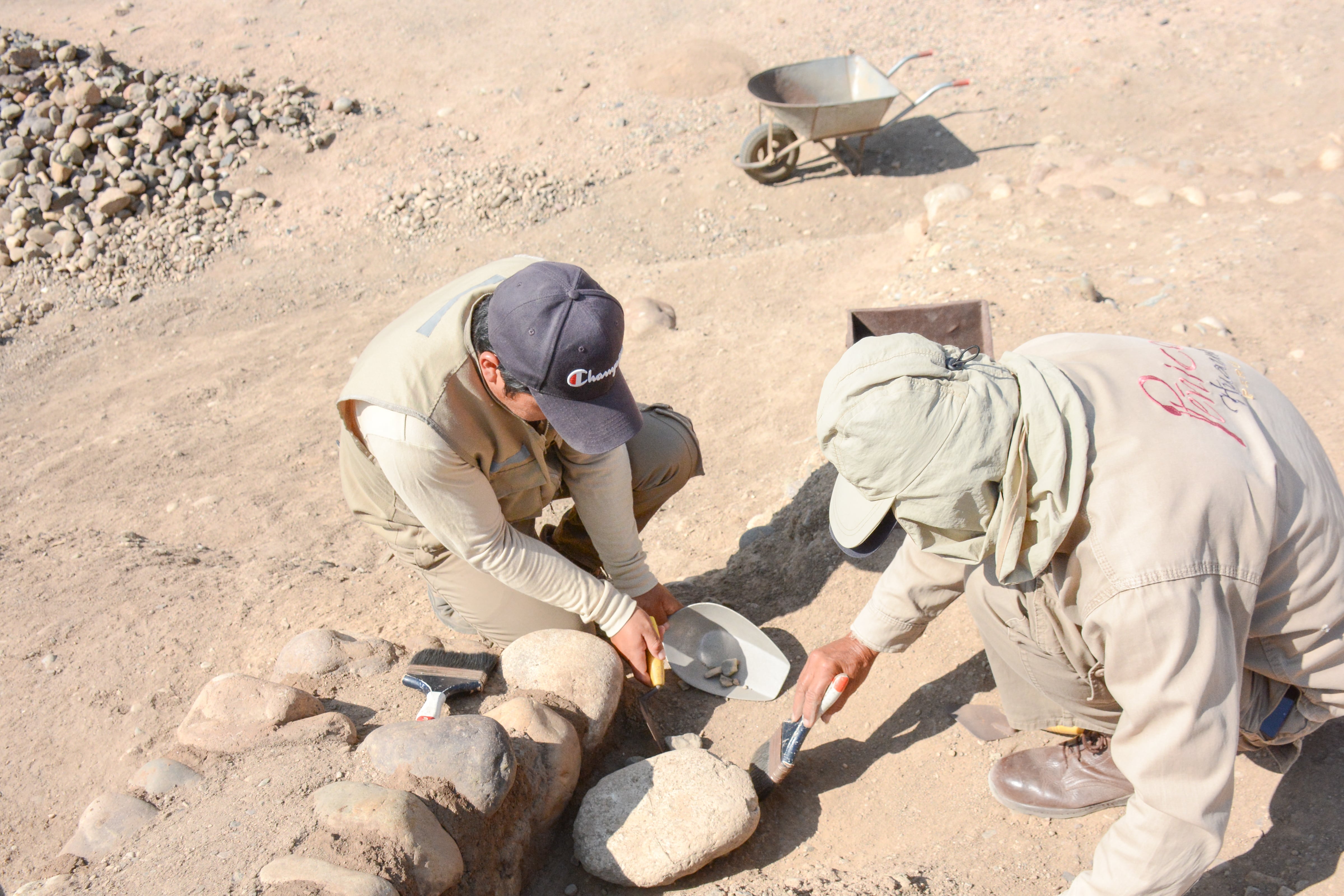 Equipo de Peñico limpia zona de hallazgo. Peñico. Zona Arqueológica Caral – Ministerio de Cultura.